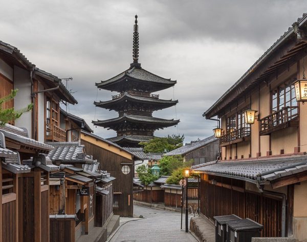 京都の街並みの中に立っている法観寺の五重塔。